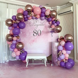 Круглая фотозона с фиолетовыми и розовыми шарами