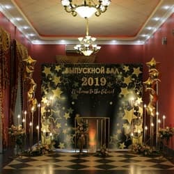 Черная фотозона со звездочками на выпускной