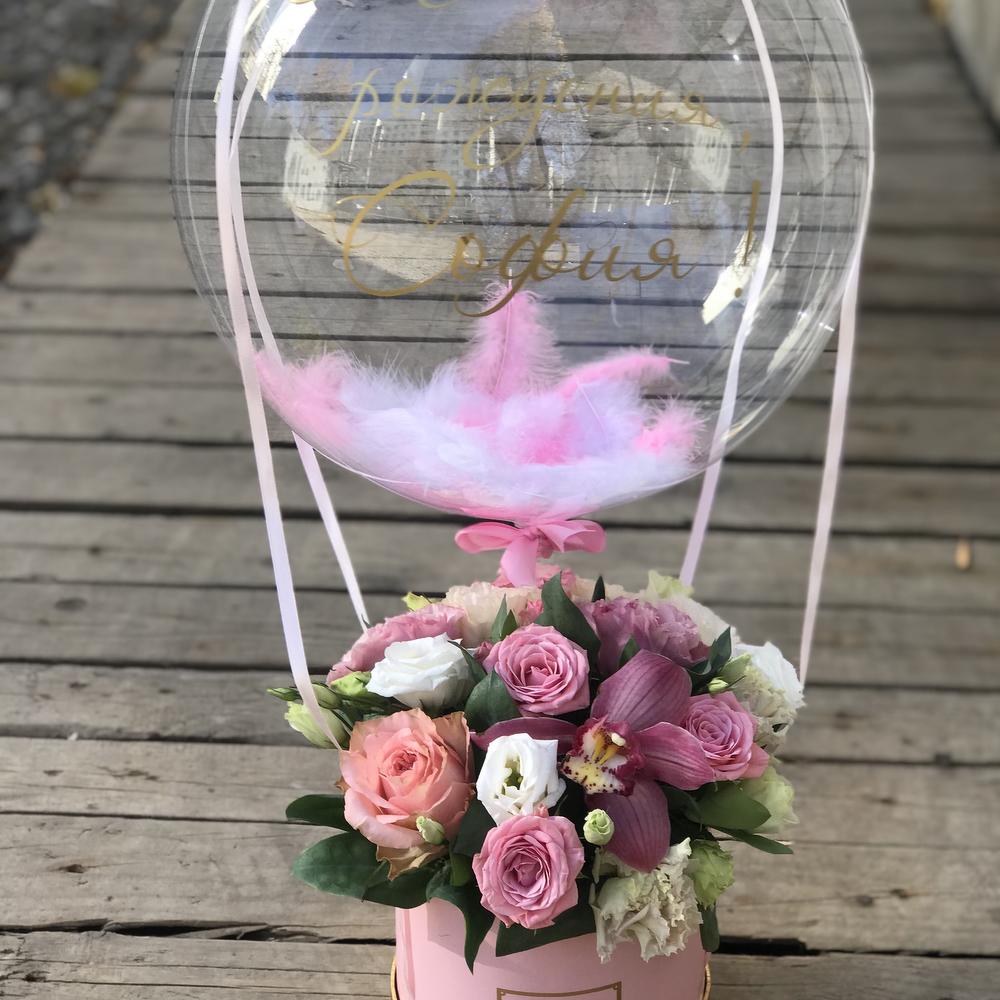 подарочная коробка с нежными цветами и шаром баблс