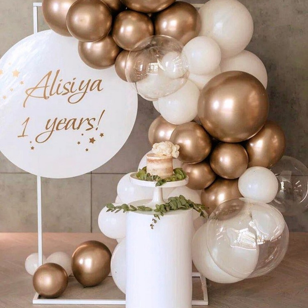 фотозона из белых и золотых шаров на белом каркасе с табличкой