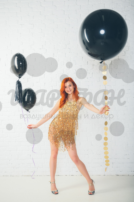 большой черный шар с гирляндой