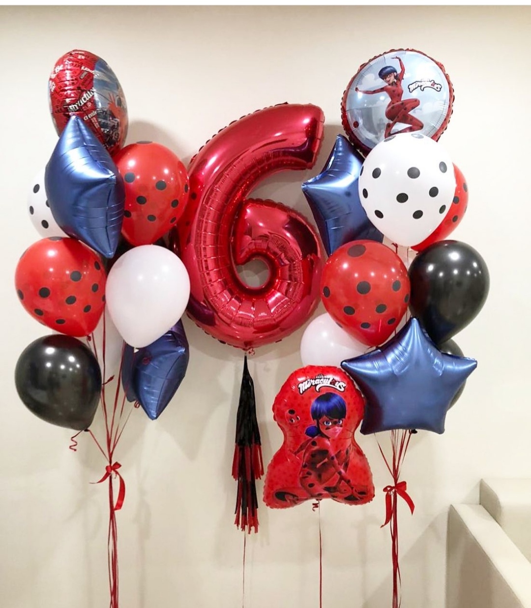 композиция из шаров в стиле леди баг на 6 лет