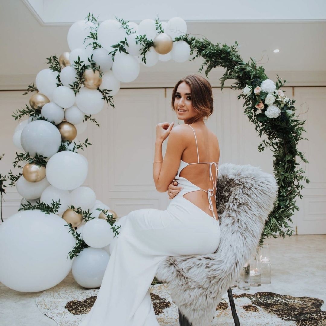 свадебная арка-круг из шаров, зелени и цветов