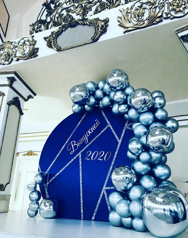 круглая синяя фотозона на выпускной