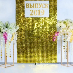 Золотая фотозона из пайеток на выпускной