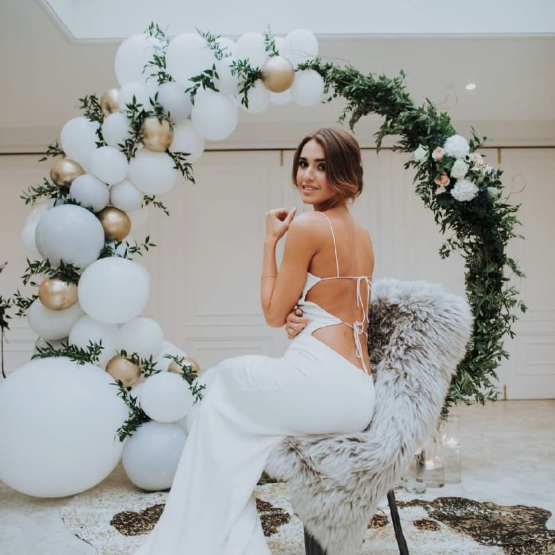 свадебная арка-круг из шаров, зелени и цветов