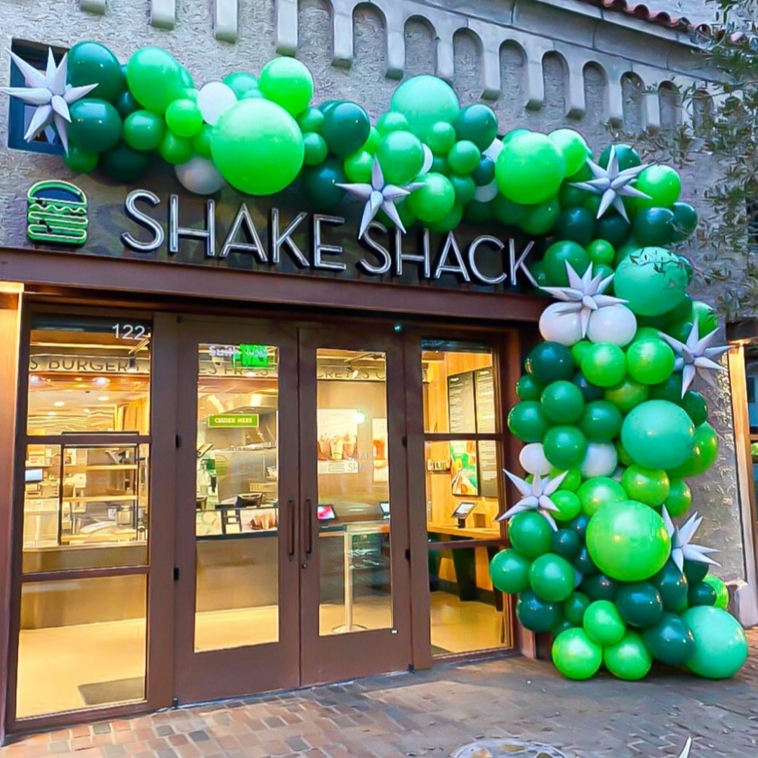 красочная гирлянда в зеленых тонах из шаров разного размера