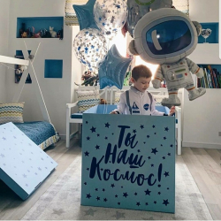 Коробка голубая с композицией шаров космос 