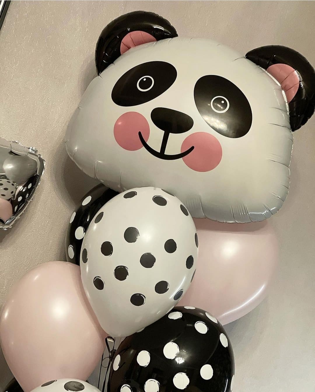 черно-белые шары в горох и шары-панды