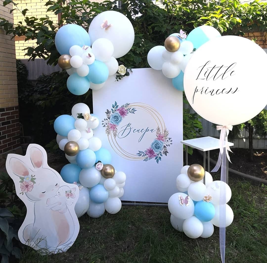 фотозона с зайкой и бабочками для маленькой принцессы