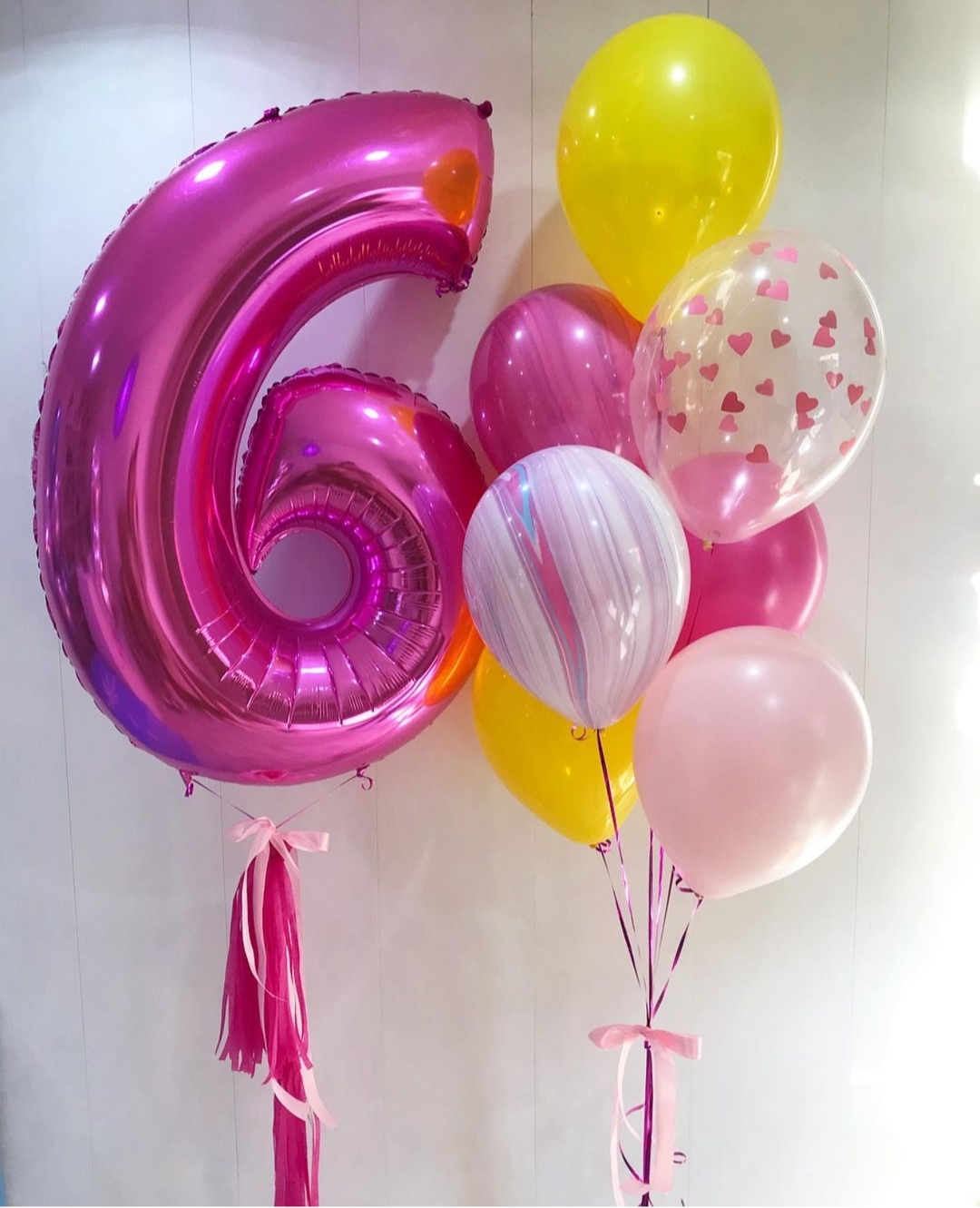 яркий набор шаров с цифрой цвета фуксия