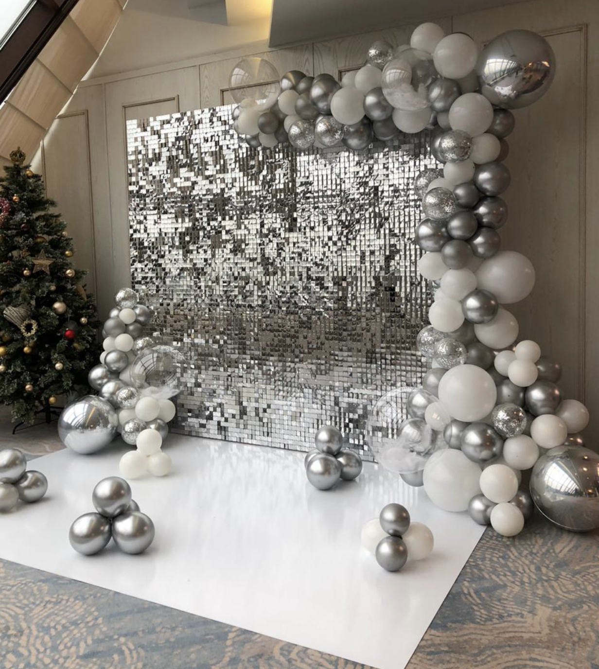 серебряная фотозона из пайеток с бело-серебряными шарами