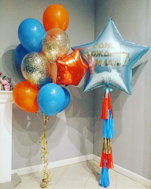 сине-оранжевая композиция из шаров для мальчика