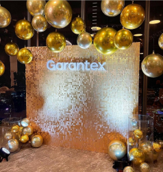Фотозона с пайетками и сферами Luxury Gold