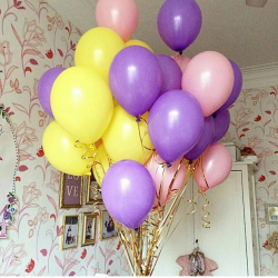 Облако из желтых и фиолетовых шаров