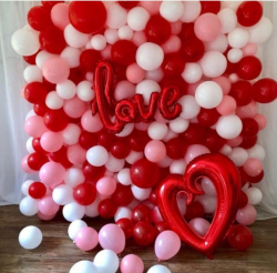 Яркая красная фотозона Love