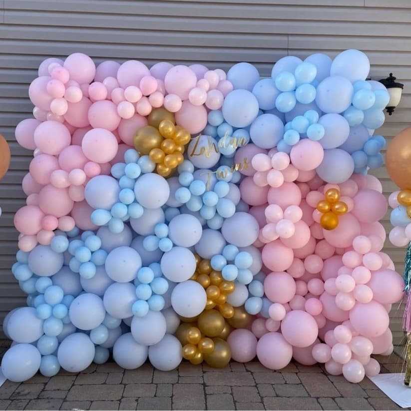 нежная фотозона из розовых и голубых шаров