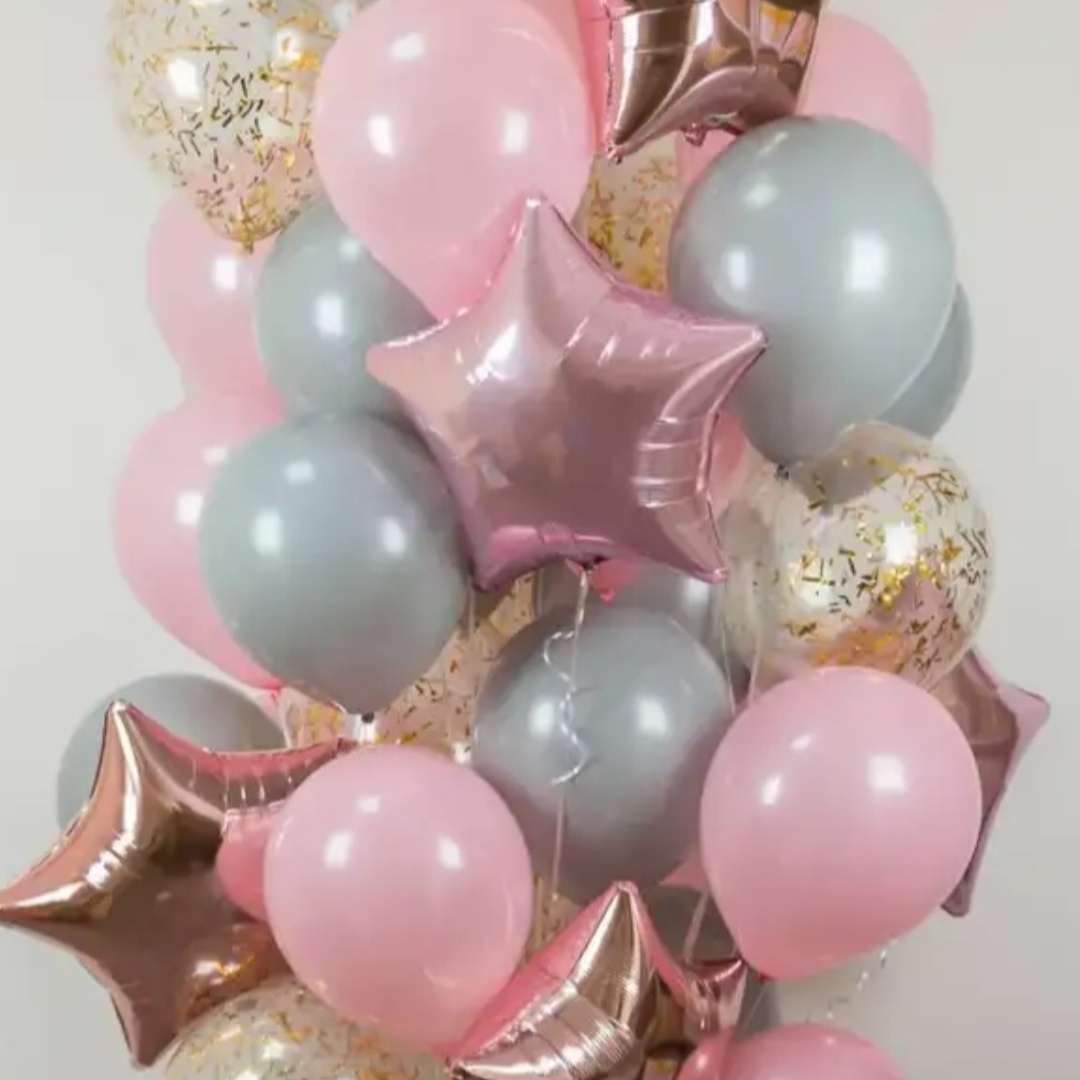 нежное облако из розовых и серых шаров со звездами