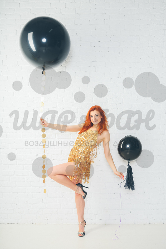 большой черный шар с гирляндой