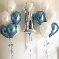 Белые и синие металлические шары на годик