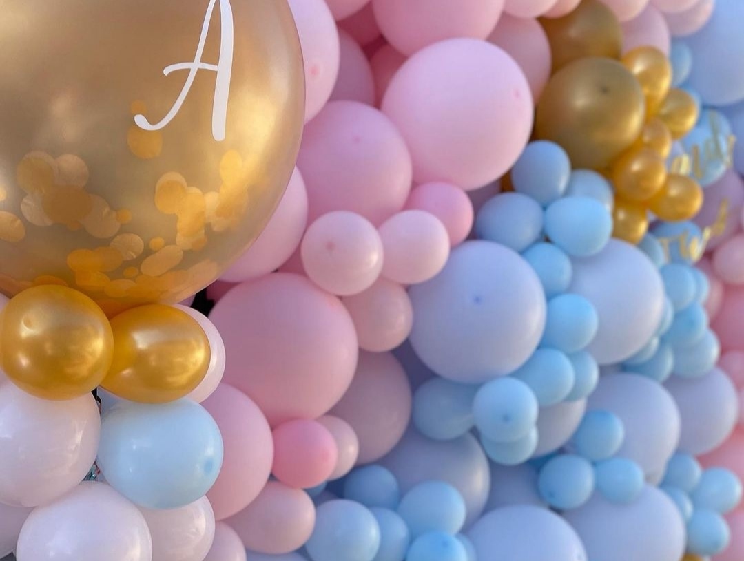 нежная фотозона из розовых и голубых шаров