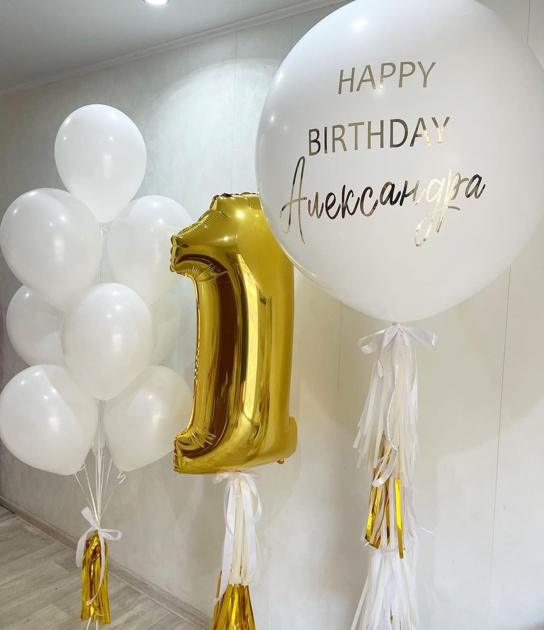 белоснежное облако шаров на годик