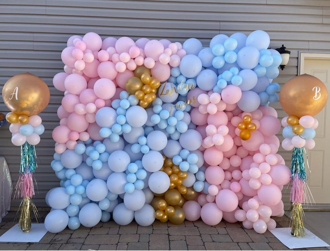 нежная фотозона из розовых и голубых шаров