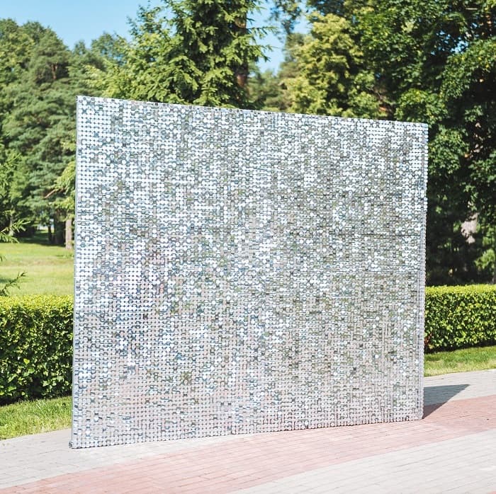 серебряная фотозона из пайеток