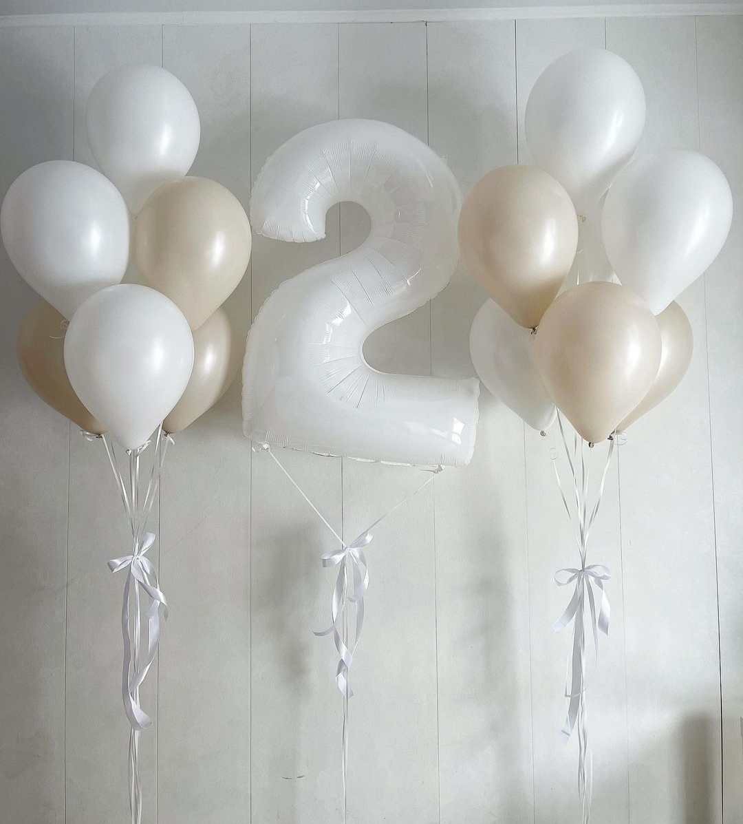 нежные белые шары на 2 годика