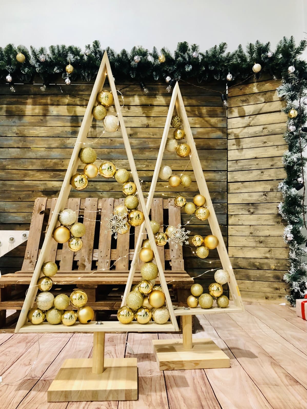 новогодняя фотозона из дерева с паллетами 2