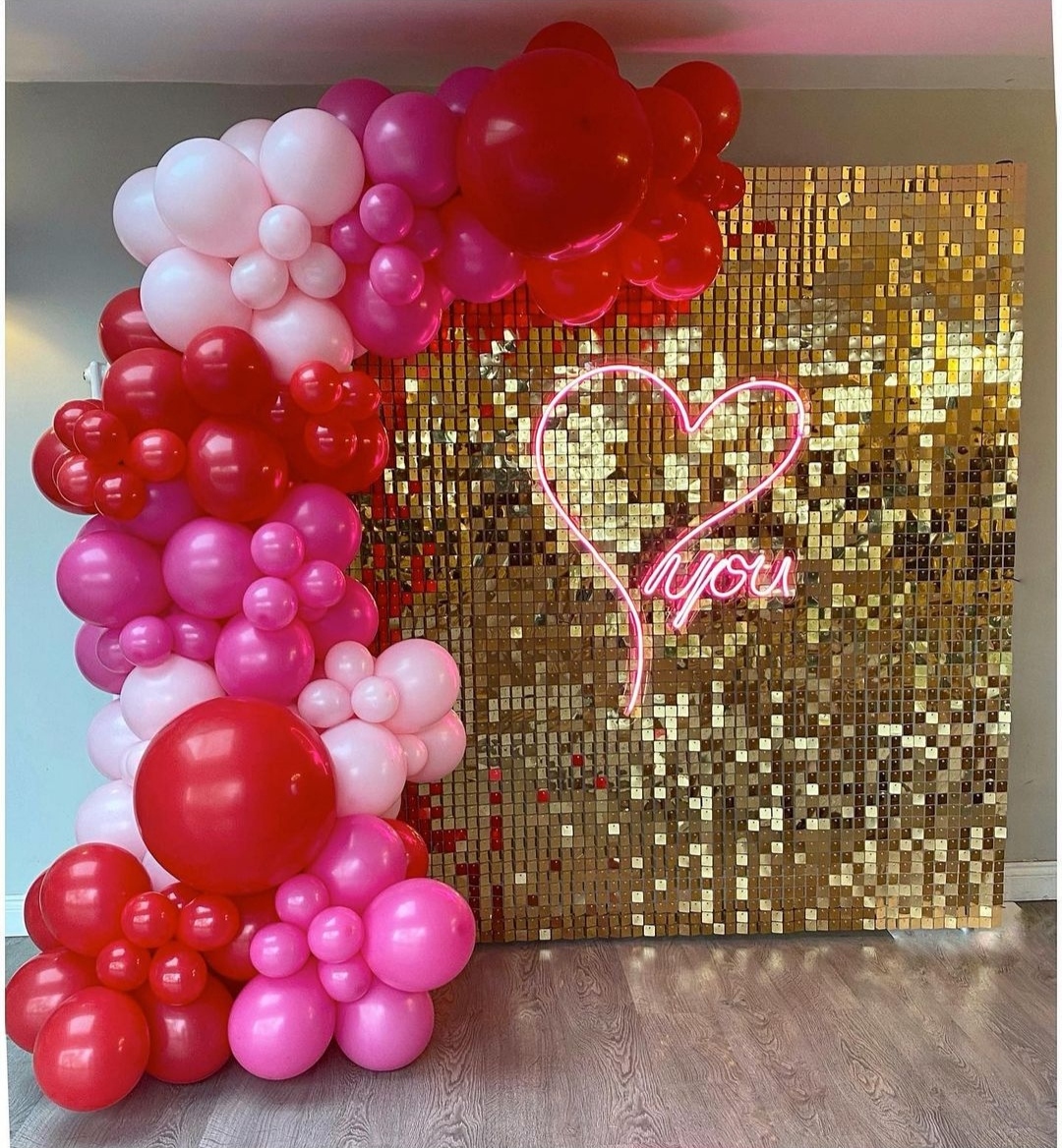 фотозона на день всех влюбленных с золотой стеной