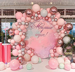 Розовая фотозона-круг с шарами