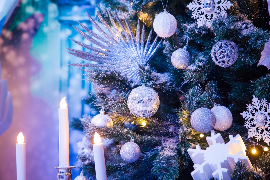 зимняя фотозона с ледяным троном