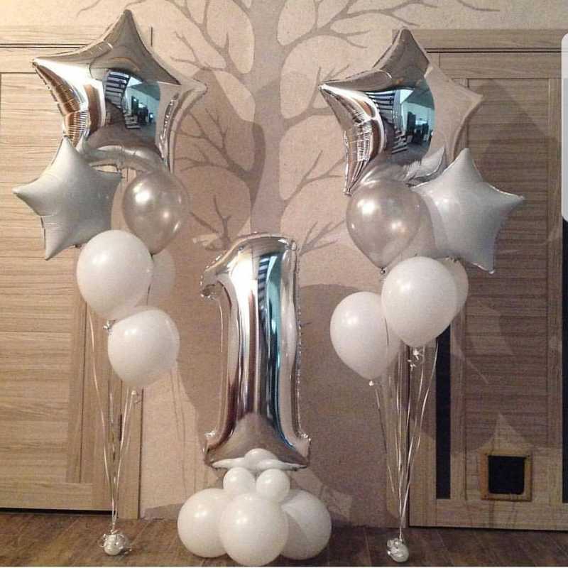 композиция из серебряно-белых шаров на 1 год