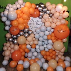 Фотозона: Стена из оранжевых и серебристых шаров