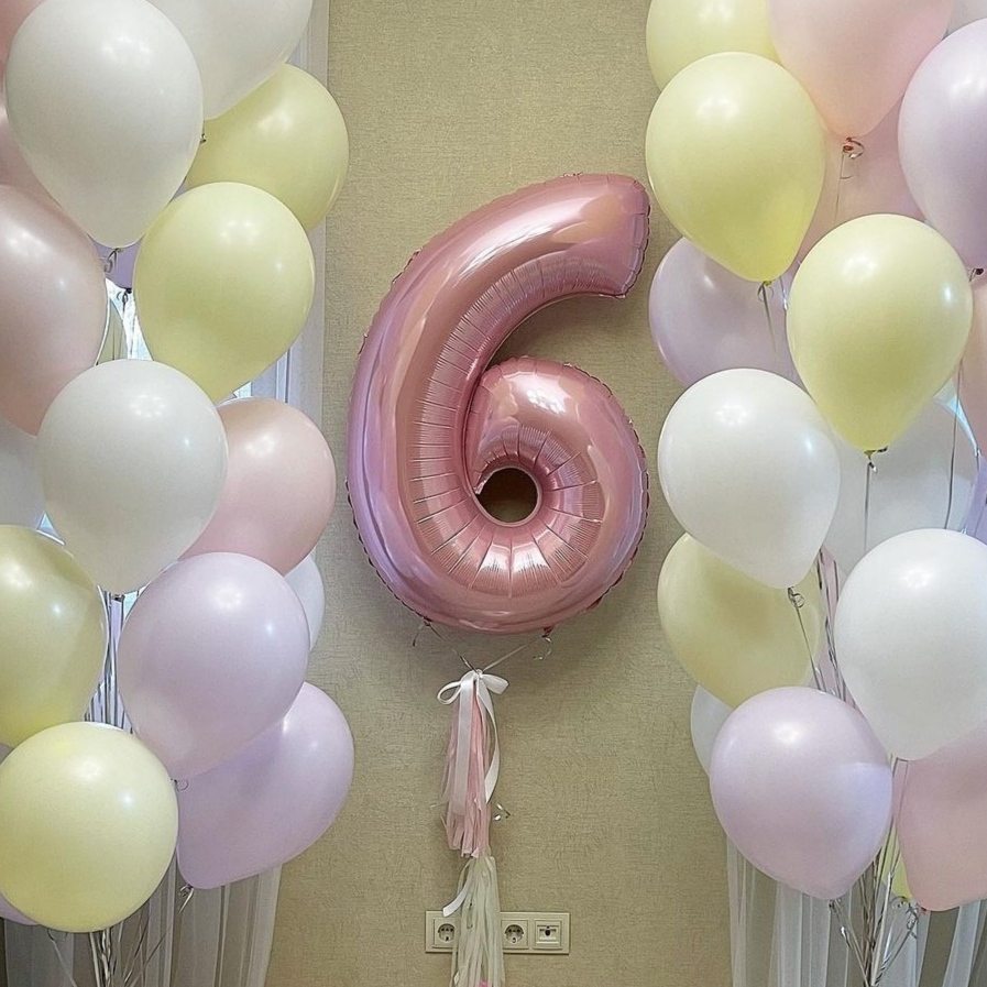 фонтаны нежных шаров с фольгированной цифрой на 6 лет