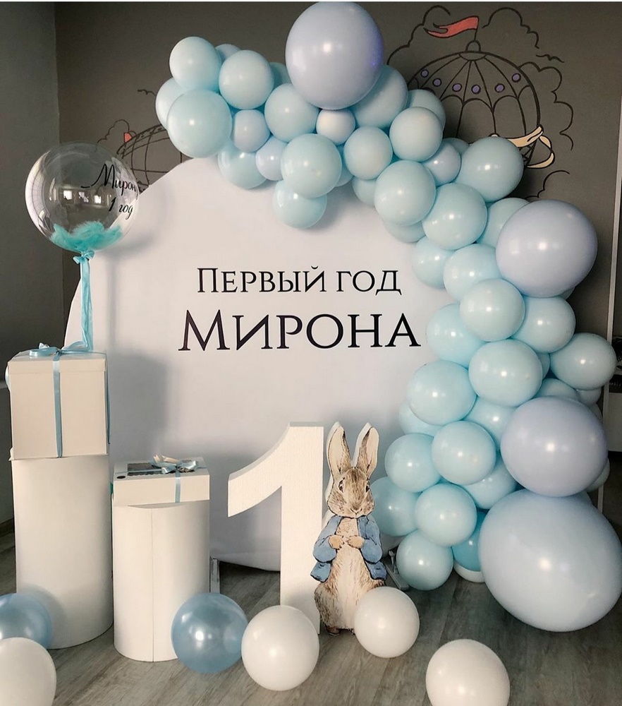 круглая фотозона в нежно-голубых тонах на день рождения