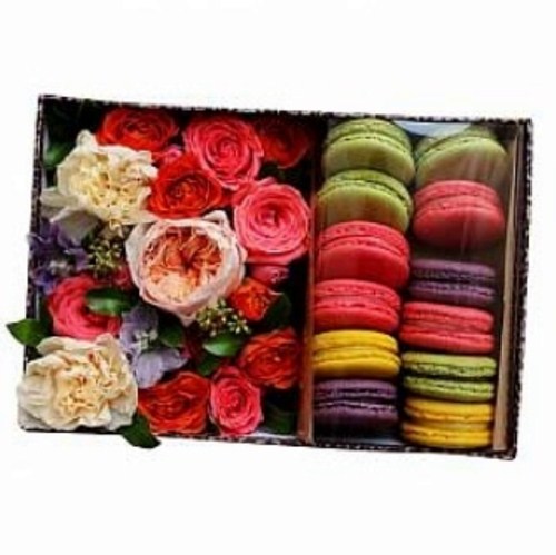 яркая подарочная коробка с цветами и печеньем макаруни