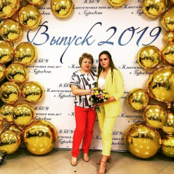 Фотозона на Выпускной с золотыми шарами
