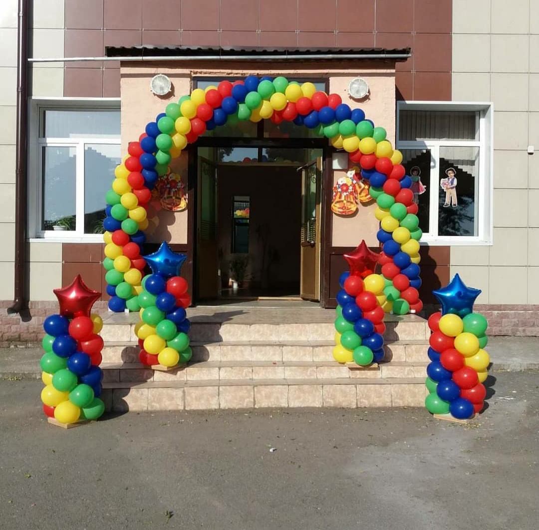 украшение входа на выпускной. арка из шаров и стойки