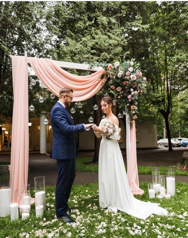 арка с тканью и свечами