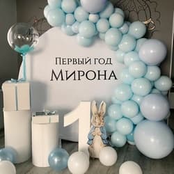 Круглая фотозона в нежно-голубых тонах на день рождения