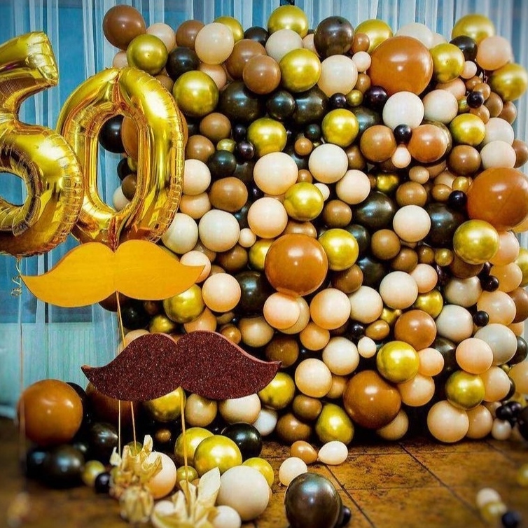 фотозона из белых, шоколадных и черных шаров с цифрой