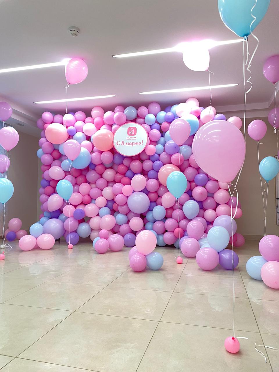 фотозона из шаров в фирменных цветах 