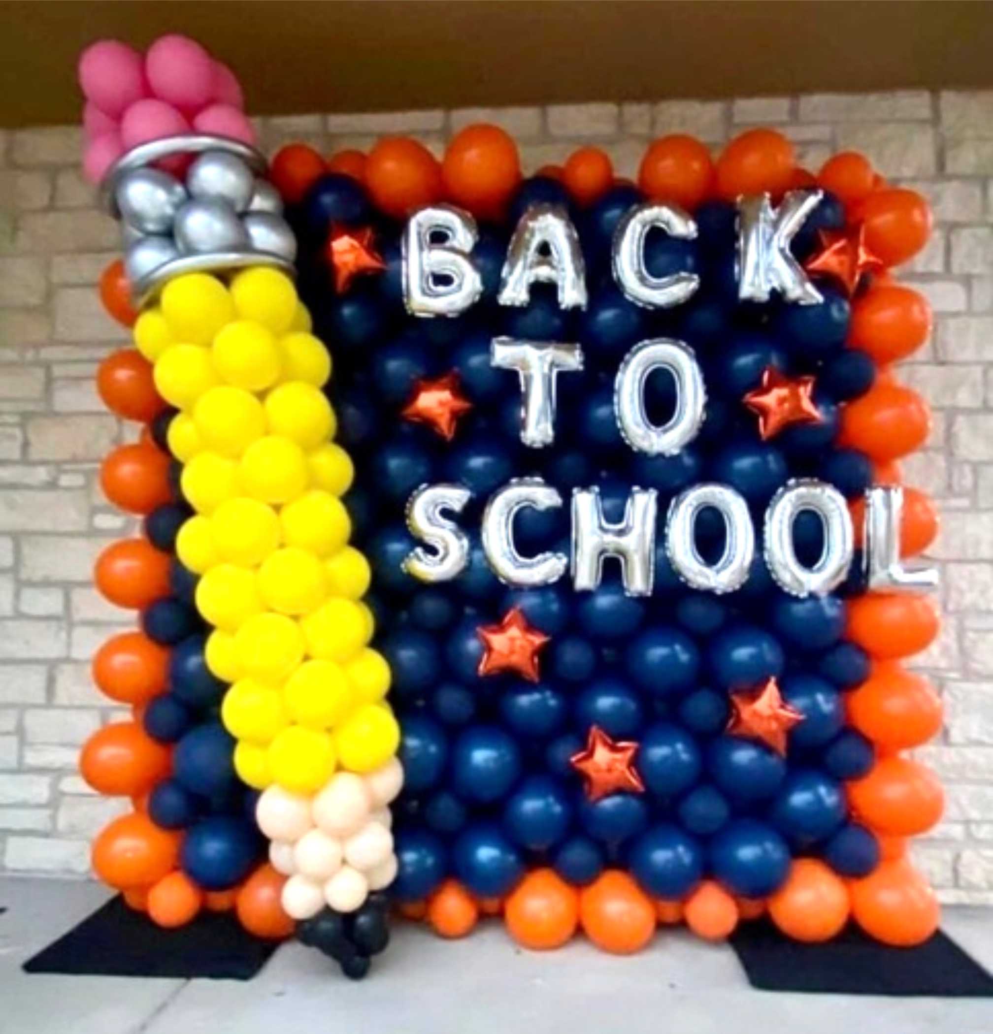 фотозона-стена из шаров "back to school"