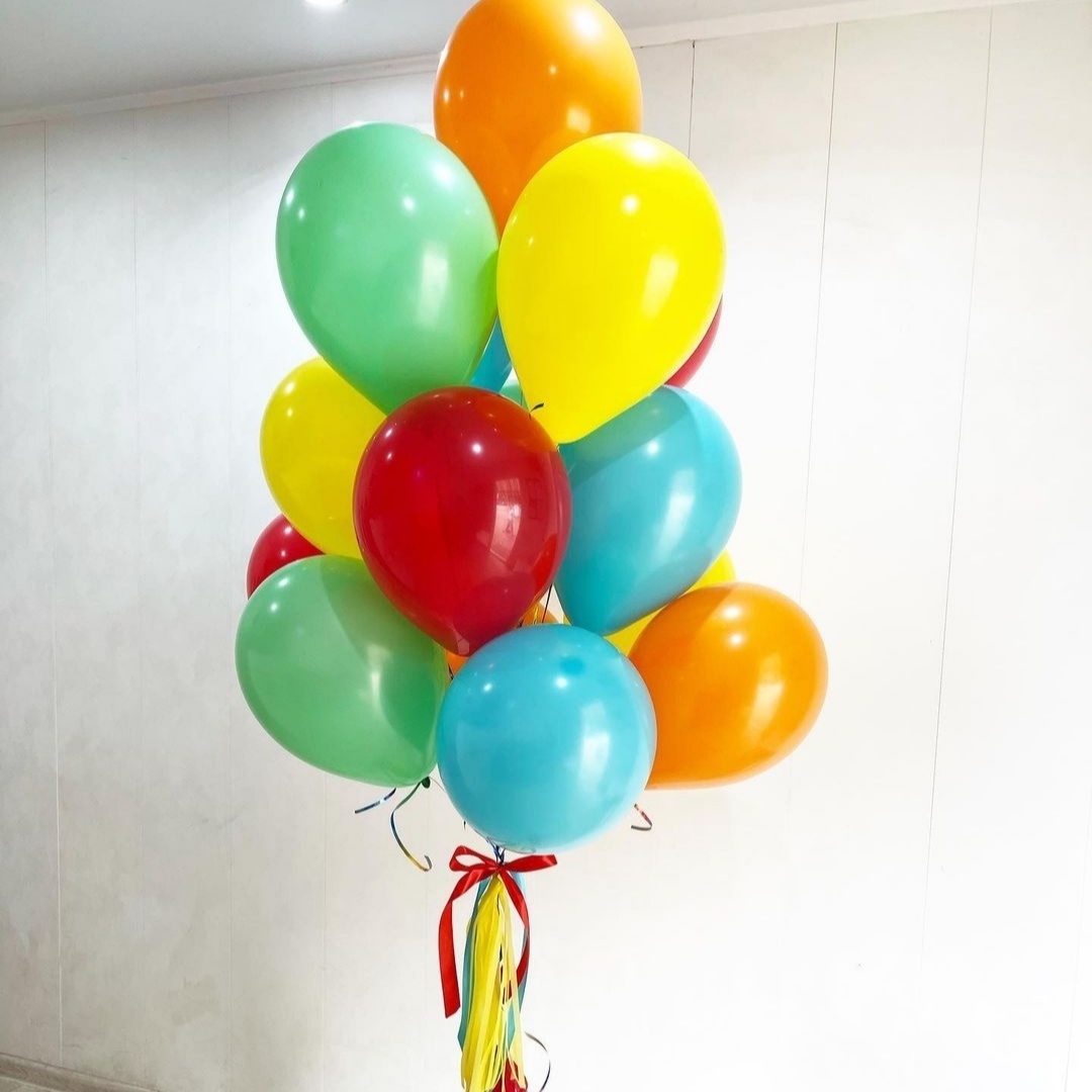 фонтан из шаров всех цветов радуги