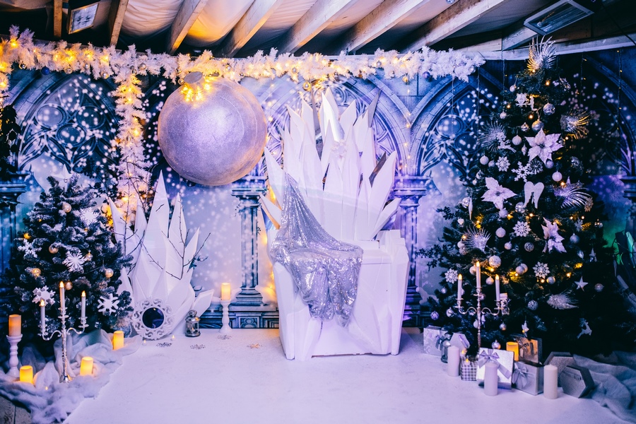 зимняя фотозона с ледяным троном