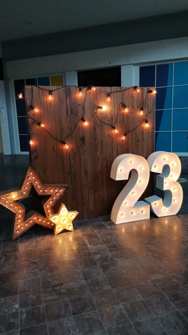 фотозона на 23 февраля деревянная с цифрами, звёздами и ретро-гирляндой
