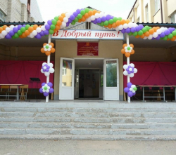 Оформление входа аркой и цветами из шаров