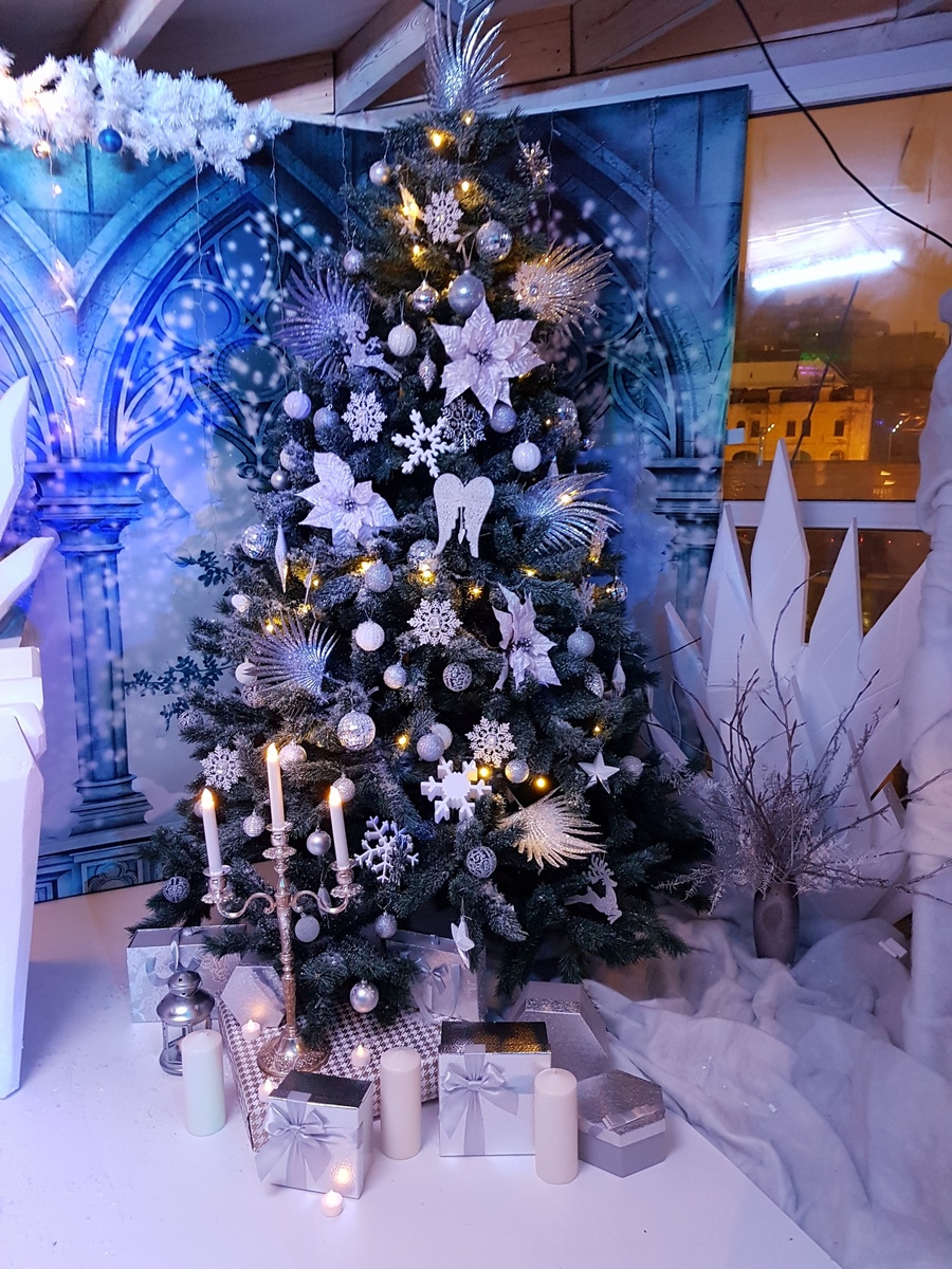 зимняя фотозона с ледяным троном